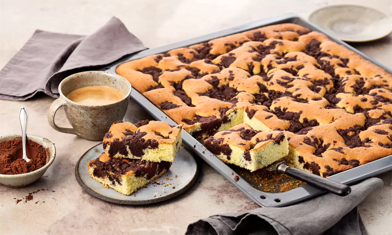 Versunkener Streuselkuchen vom Blech mit lockerem Rührteig und knusprigen Schoko-Streuseln, einfach selbst gebacken – ein klassisches Kuchenrezept für unkomplizierten Genuss.