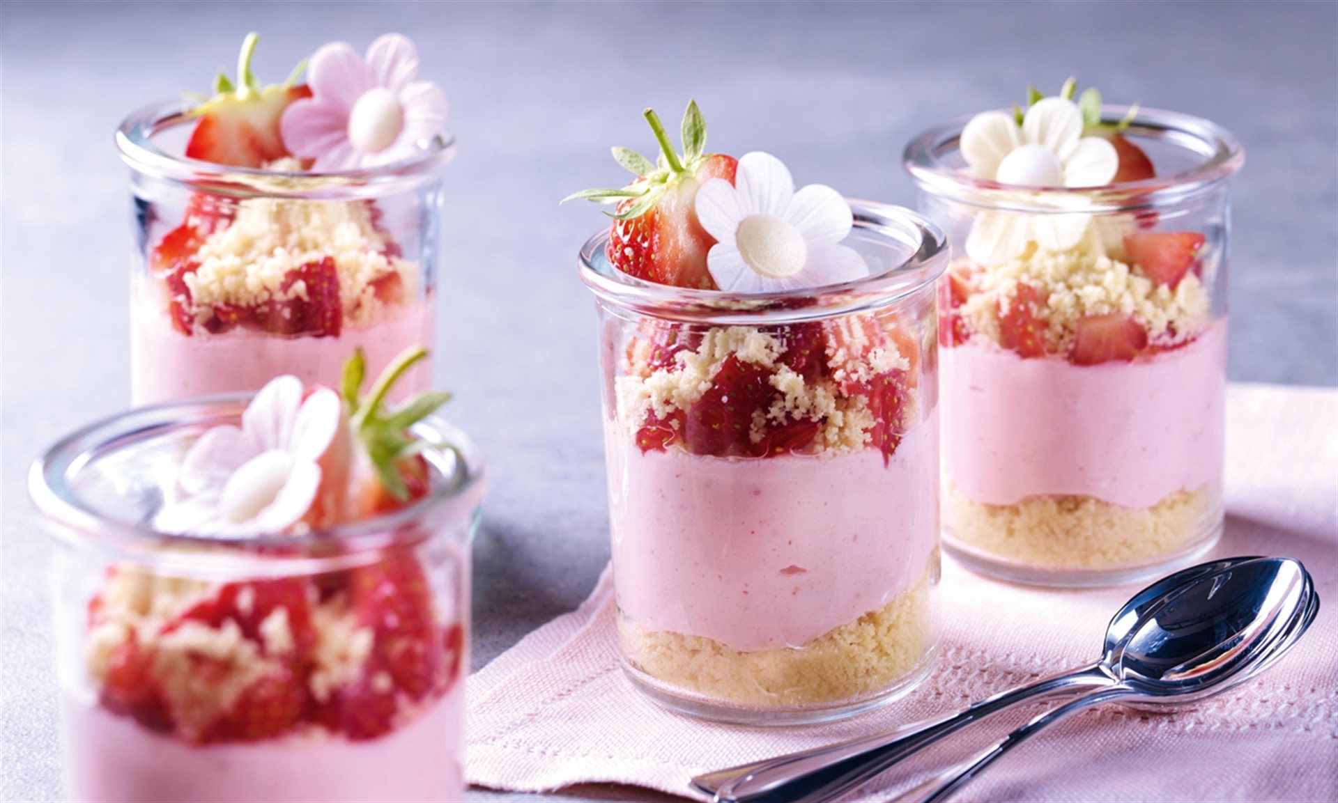 Geschichtetes Erdbeer-Quark-Dessert Rezept