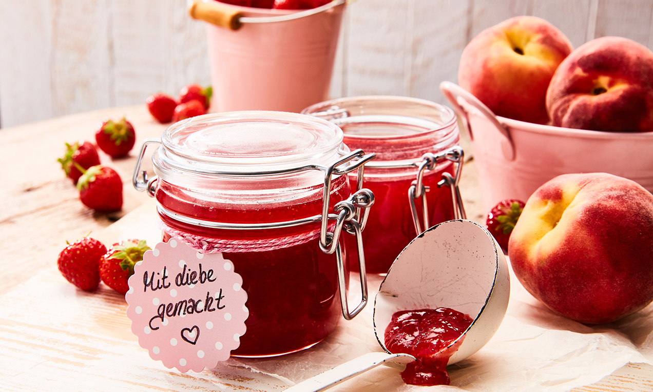 Samtige Erdbeer-Pfirsich-Konfitüre Rezept | Dr. Oetker