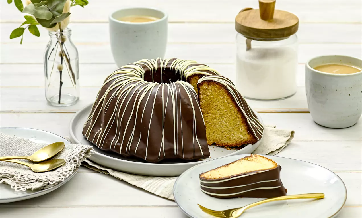 Gugelhupf mit Marzipan – dieser saftige Marzipan-Gugelhupf ist schnell zubereitet und mit Schokoladenguss ein echter Genuss.