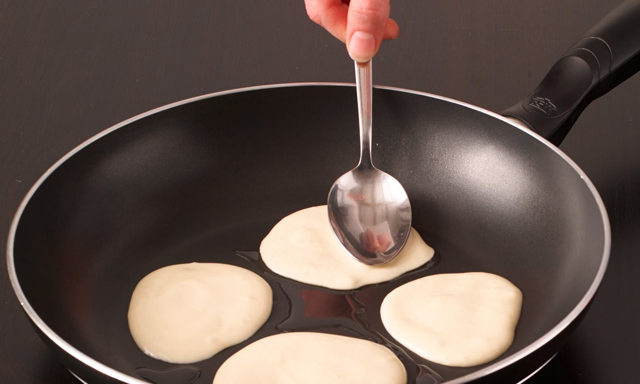 Picture - Pancakes mit Erdbeer-Rhabarber-Grütze Handling.jpg