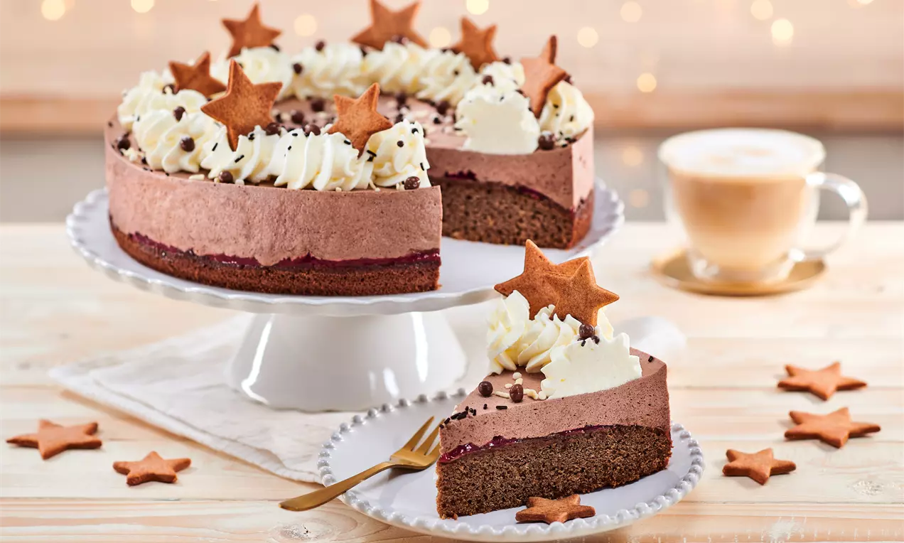 Lebkuchentorte backen – einfaches Rezept mit würzigem Lebkuchenteig, Sahnecreme und Konfitüre. Festlicher Kuchen für Weihnachten, aromatisch und dekorativ für die Kaffeetafel.