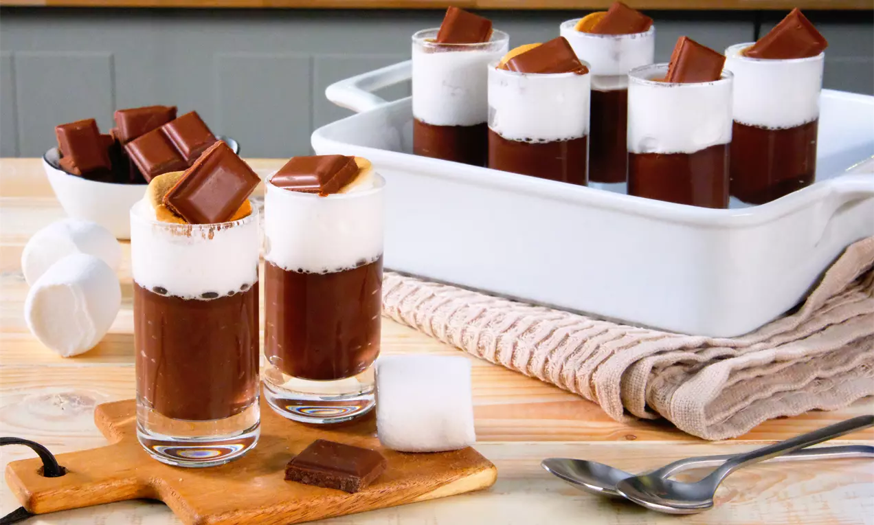 Wer Marshmallow mag, wird dieses Dessert lieben. Sahniger Schokoladenpudding macht dieses Dessert unwiderstehlich. Bestes Marshmallow-Dessert-Rezept.