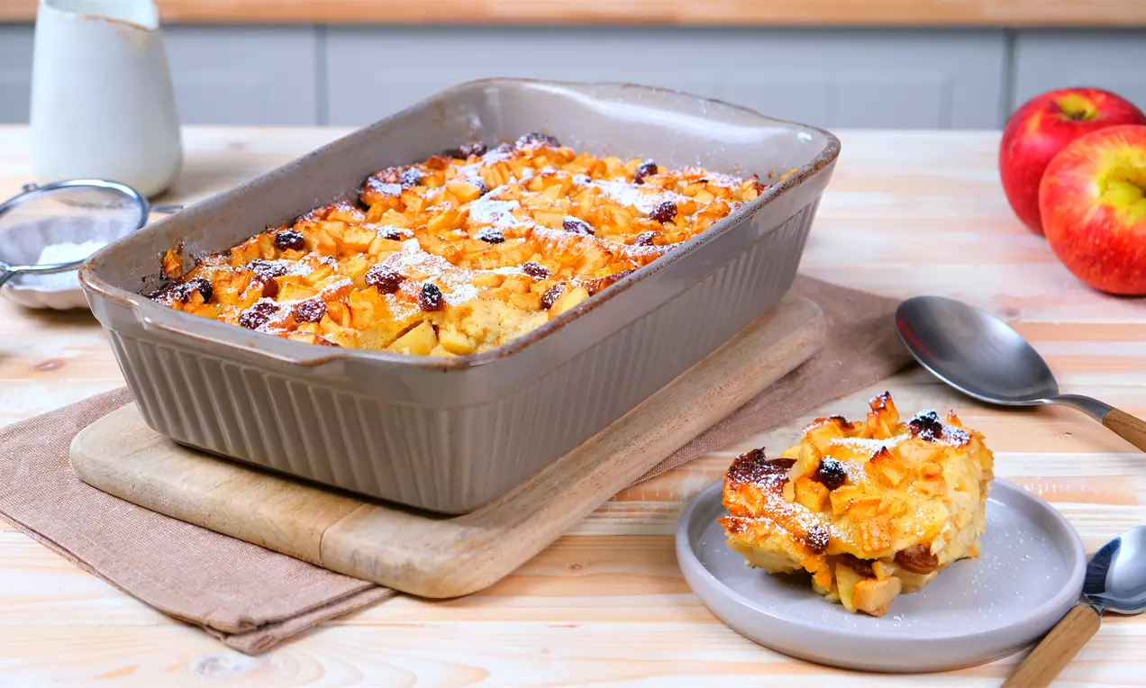 Apple Pie Bread Pudding mit Äpfeln, Zimt und altbackenen Brötchen – einfaches Dessert-Rezept für süßen Genuss im Stil von Apfelkuchen.