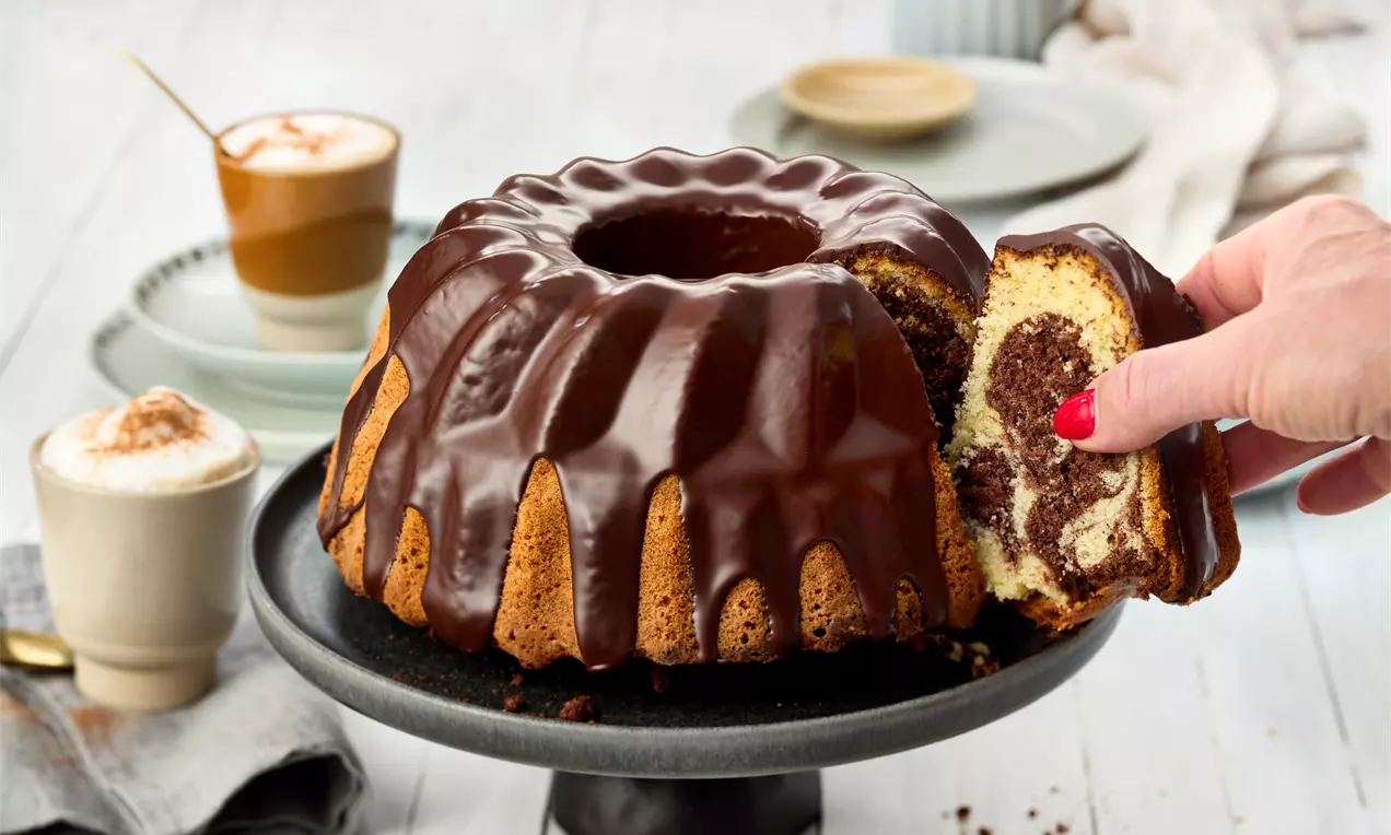 Der beste Marmor Gugelhupf gelingt nach Omas Rezept ganz einfach - Unwiederstehlicher Klassiker: locker, saftig, extra schokoladig mit Schoko-Guss.