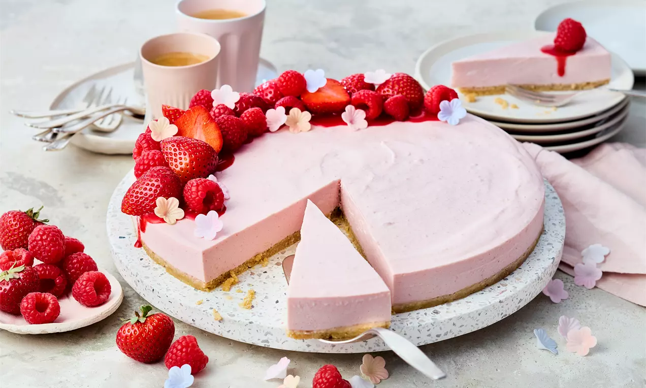 Cheesecake ohne Backen mit Keksboden, Mascarpone-Quark-Creme, frischen Himbeeren und Erdbeeren – einfaches No-Bake Cheesecake Rezept für heiße Tage. Schnell, cremig, fruchtig und ohne Ofen zubereitet.