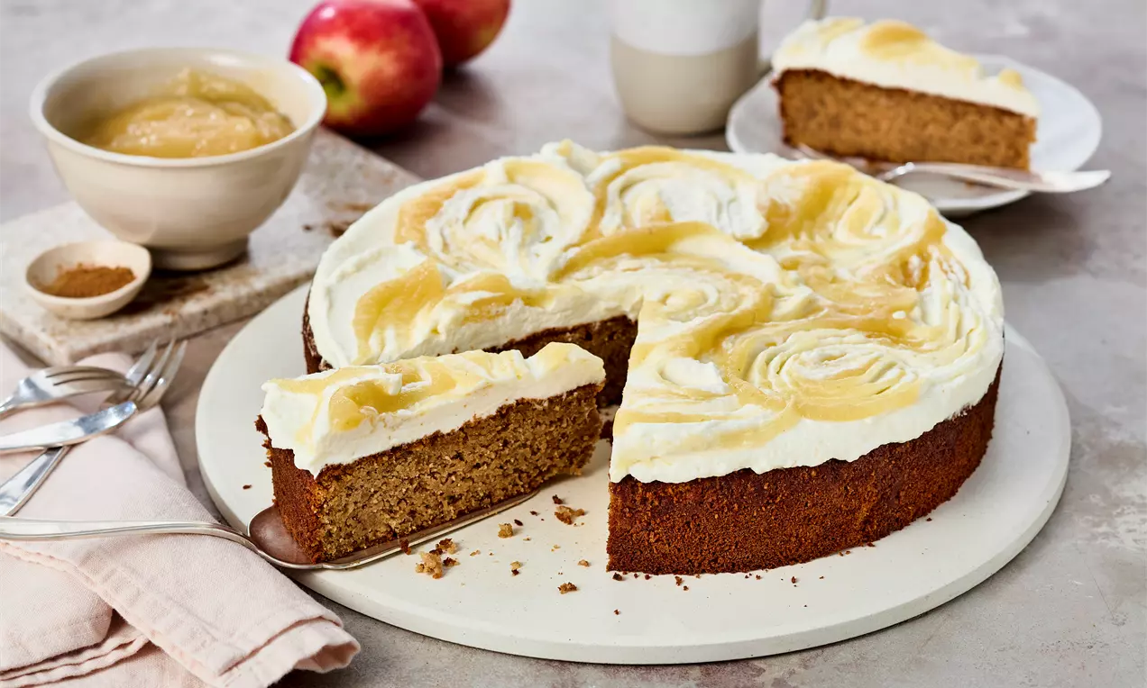 Runder Low Carb Apfelmuskuchen ohne Mehl und Zucker – saftig, nussig und mit Zimt verfeinert. Gesundes Kuchenrezept mit Apfelmus und Sahnehaube für bewussten Genuss ohne Verzicht.