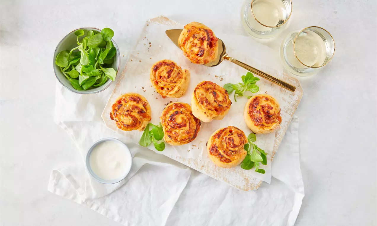 Backe dein eigenes veganes Pizzaschnecken Rezept – lecker, fluffig und perfekt zum Teilen. Probier es aus und genieße den Snackspaß zuhause!