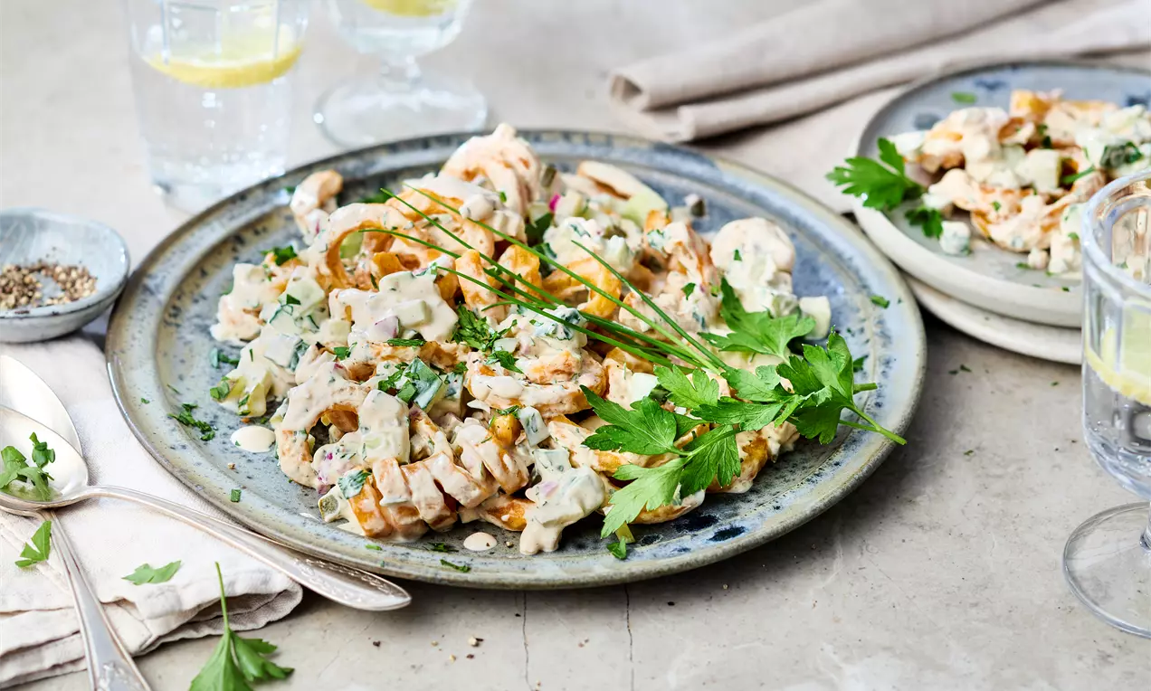 Curly Fries Salat mit knusprigen Spiral-Kartoffeln, frischen Gurkenscheiben und cremigem Dressing – serviert als kreativer Mix aus warm und kalt, ideal als Snack oder Beilage.