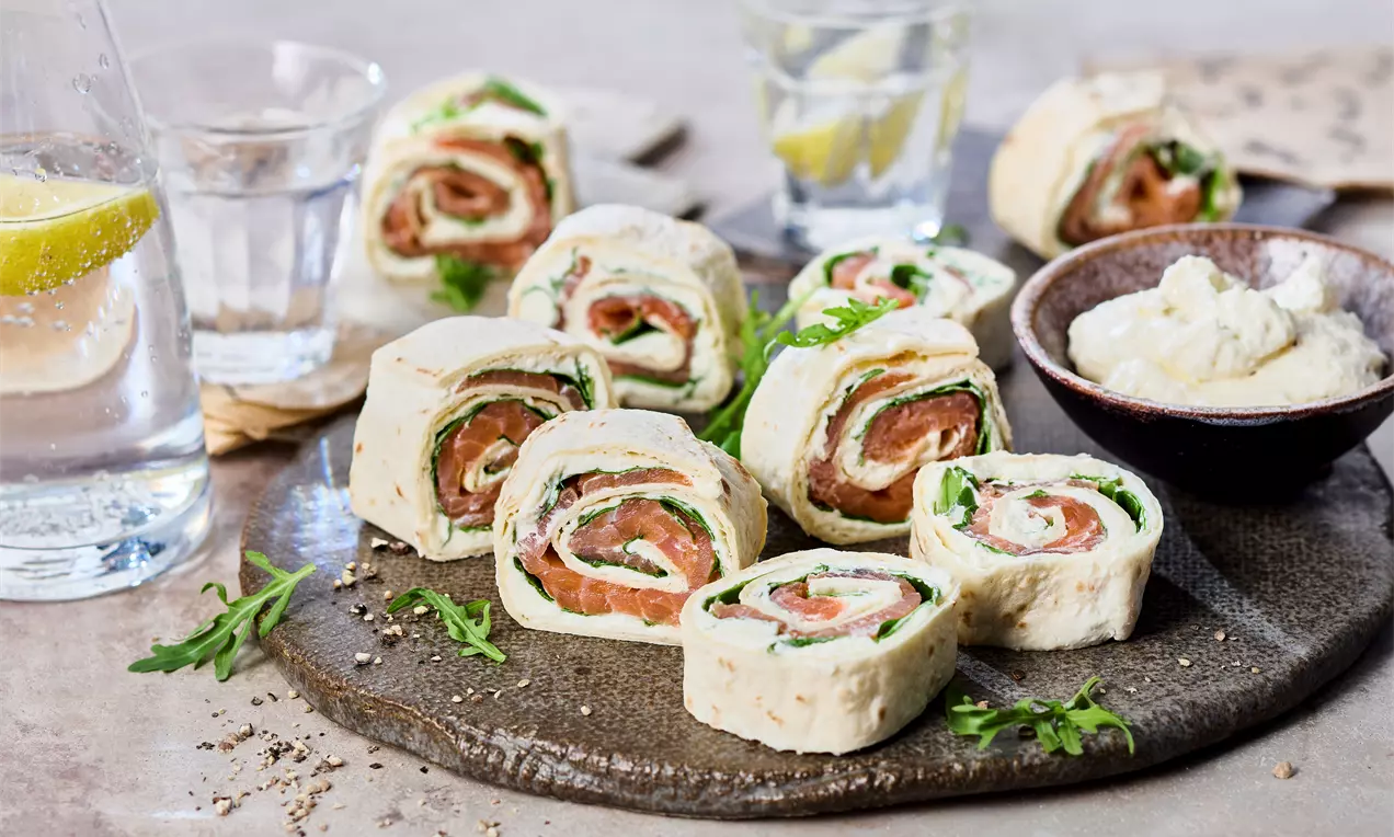 Lachsröllchen - Wrap mit Räucherlachs, Rucola und Meerrettich-Creme gefüllt in Scheiben – schneller Snack, ideal für Party, Brunch oder leichtes Mittagessen. Einfaches Rezept zum Selbermachen.