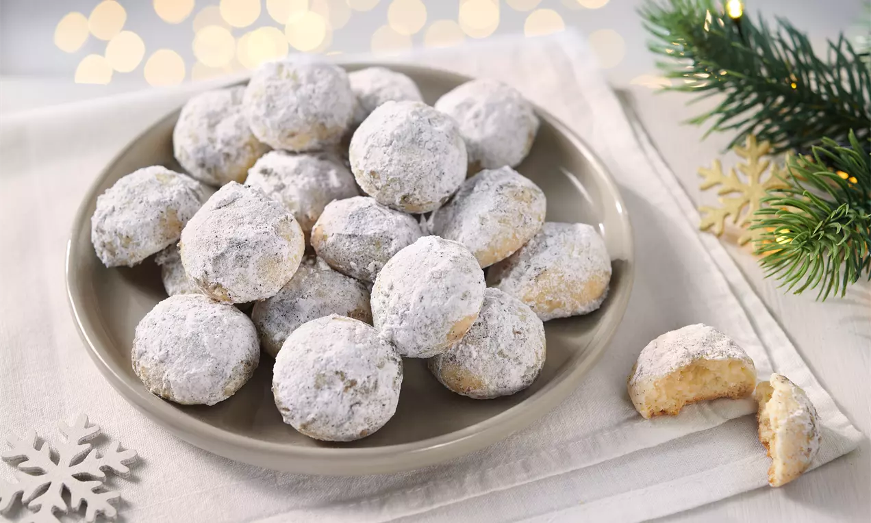 Snowball Cookies mit Mandeln und Vanille – zartes Mürbeteiggebäck in Schneeball-Optik, einfach gebacken und perfekt als Geschenk oder zum Kaffee.