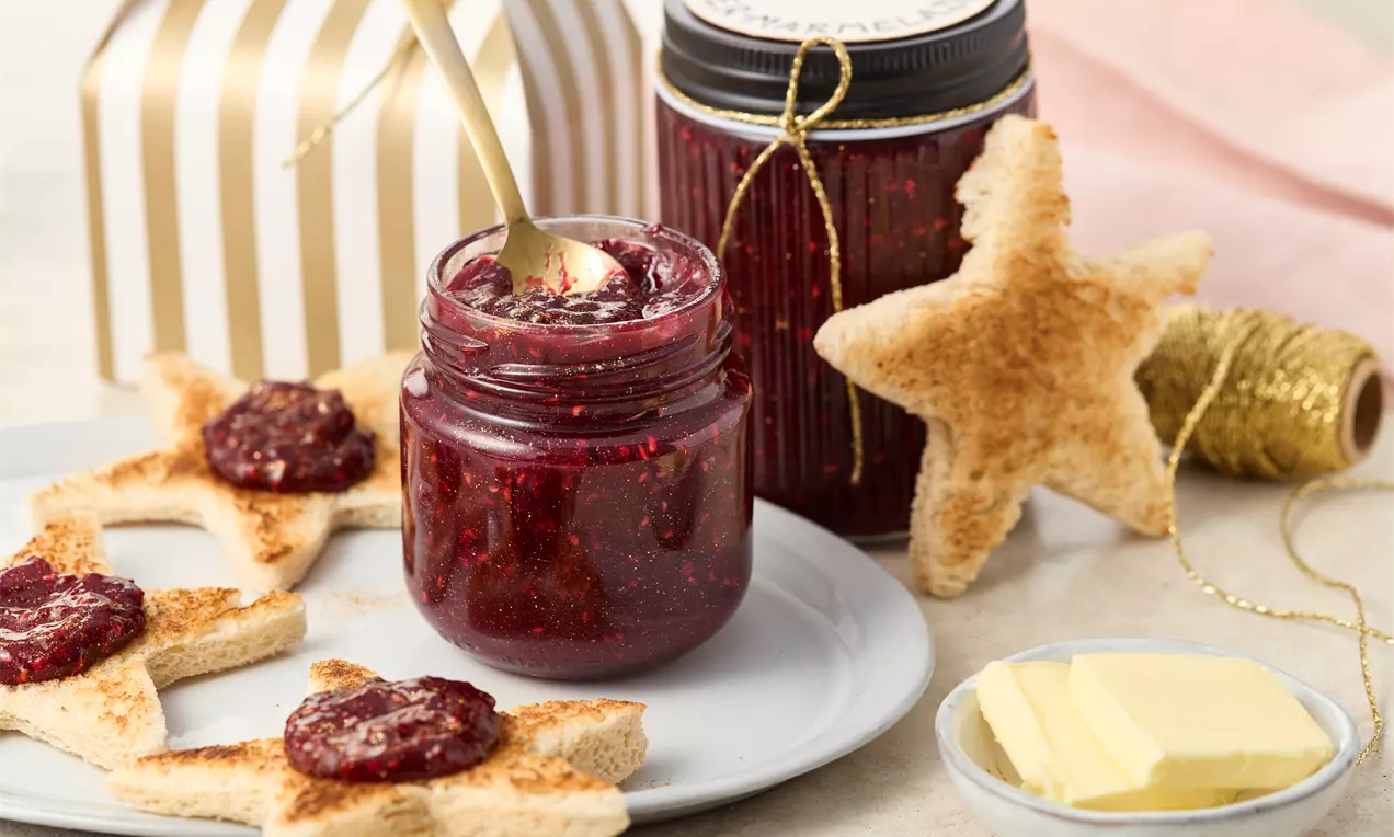 Glitzernde Beerenmarmelade mit essbarem Glitzerstaub, extra fruchtig und liebevoll selbst gekocht – ein zauberhafter Brotaufstrich für ein funkelndes Frühstück oder als besonderes Geschenk.