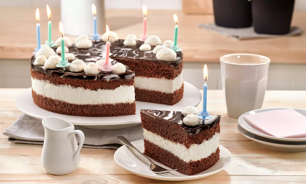 Naked Cake Schoko mit lockerem Schokoboden, Sahnecreme und Glasurspiegel – dekorativer Schichtkuchen, einfach gebacken und ideal für besondere Anlässe.