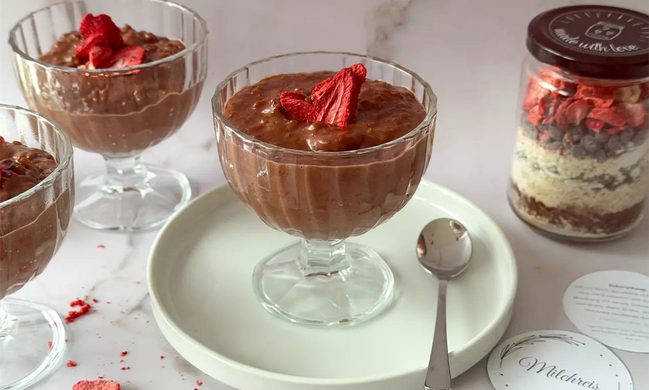 Geschenk aus der Küche: Schoko-Milchreis im Glas – geschichtete trockene Zutaten wie Milchreis, Kakao und Schokolade. Einfaches DIY-Rezept für ein kreatives Mitbringsel, schnell gemacht.