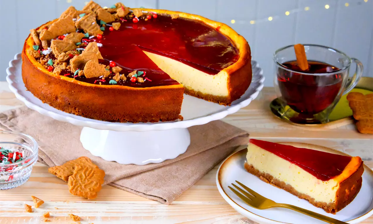 Ein leckerer Käsekuchen mit Spekulatiusboden, cremiger Quark Füllung und Glühwein Guss. Glühwein-Cheesecake backen!