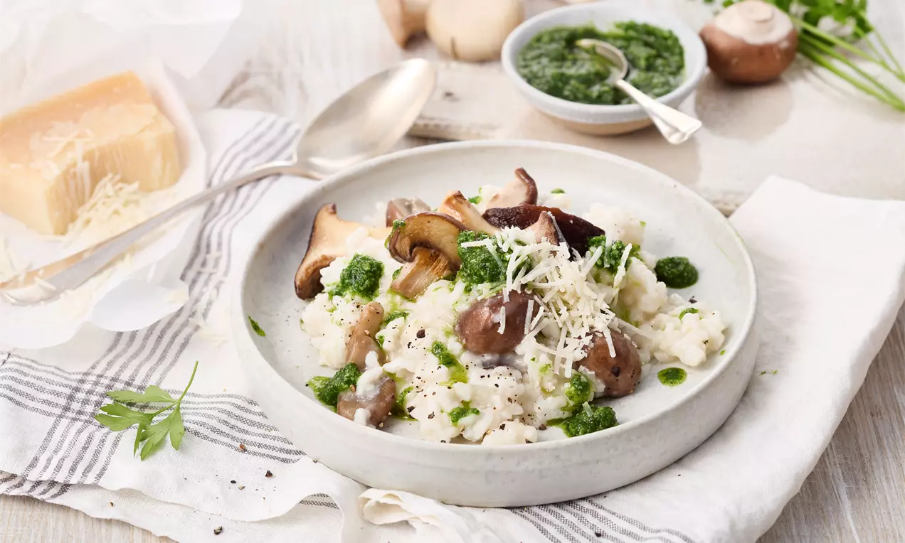 Cremiges Pilzrisotto mit aromatischen Champignons, verfeinert mit grünem Mandel-Petersilien-Pesto – ein herbstliches Gericht voller Geschmack, perfekt für gemütliche Genussmomente.