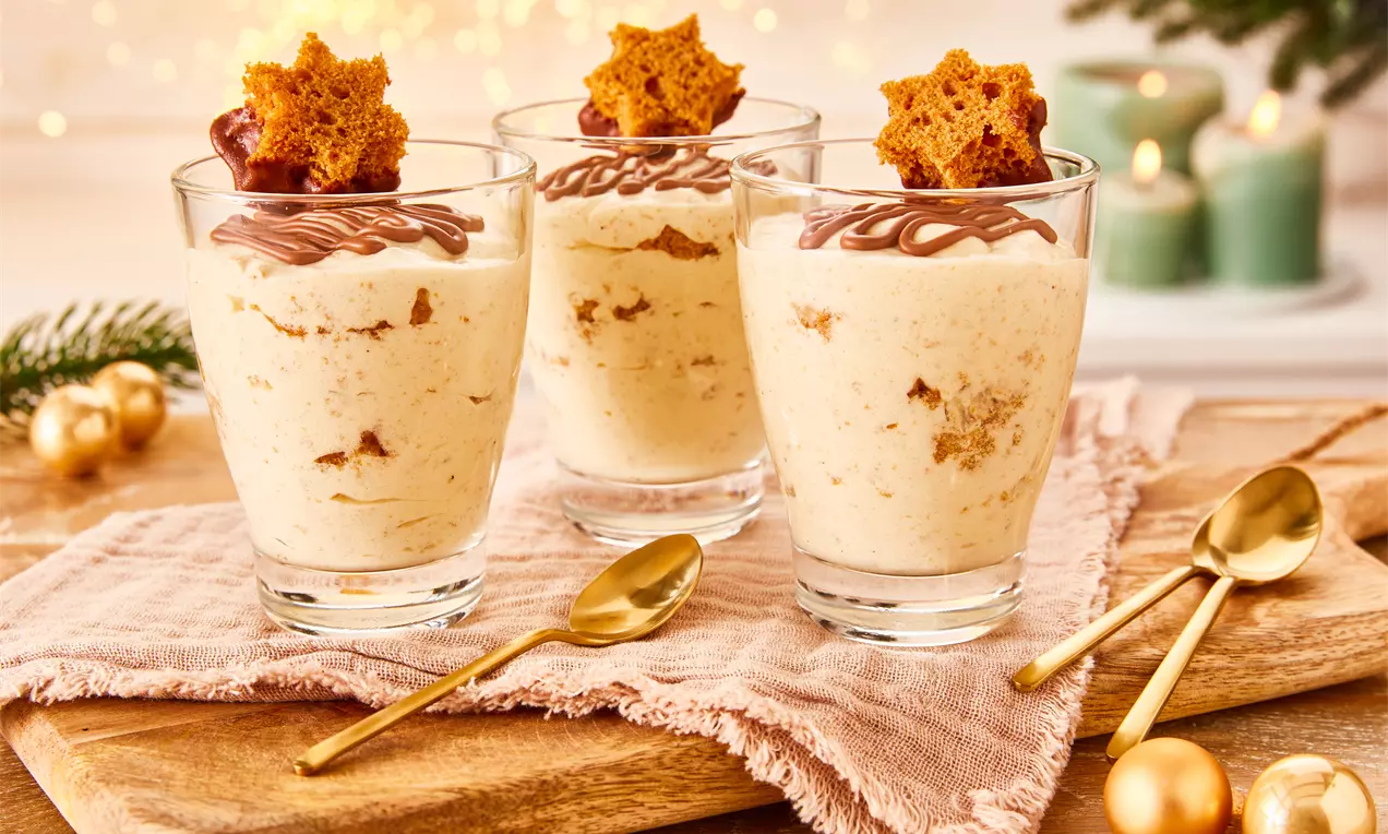 Weihnachtlich dekoriert, Dessertgläser mit Honigkuchen Mousse und Dekor aus Honigkuchen