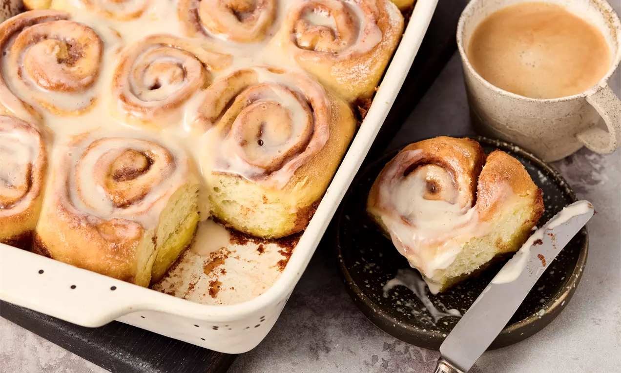 Vegane Zimtschnecken, saftig und besonders fluffig, gebacken in der Auflaufform, mit aromatischer Zimtfüllung – ein unwiderstehlich leckeres Rezept für süße Genussmomente ohne tierische Produkte.