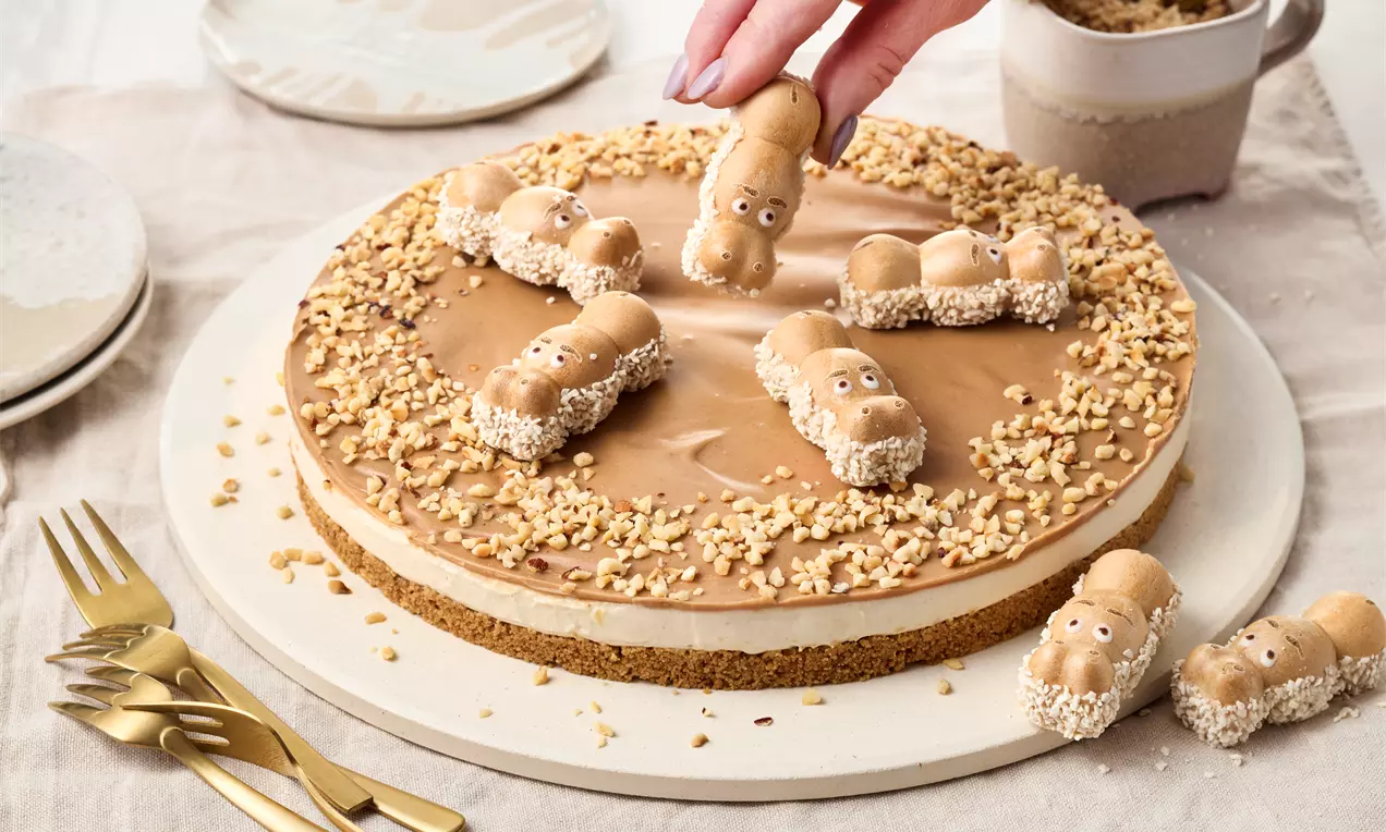 Happy Hippo® Cheesecake mit Butterkeksboden, Frischkäse-Creme, Haselnuss-Topping und Happy Hippos® – einfaches No-Bake-Rezept für cremigen Kuchen, ideal für besondere Genussmomente.