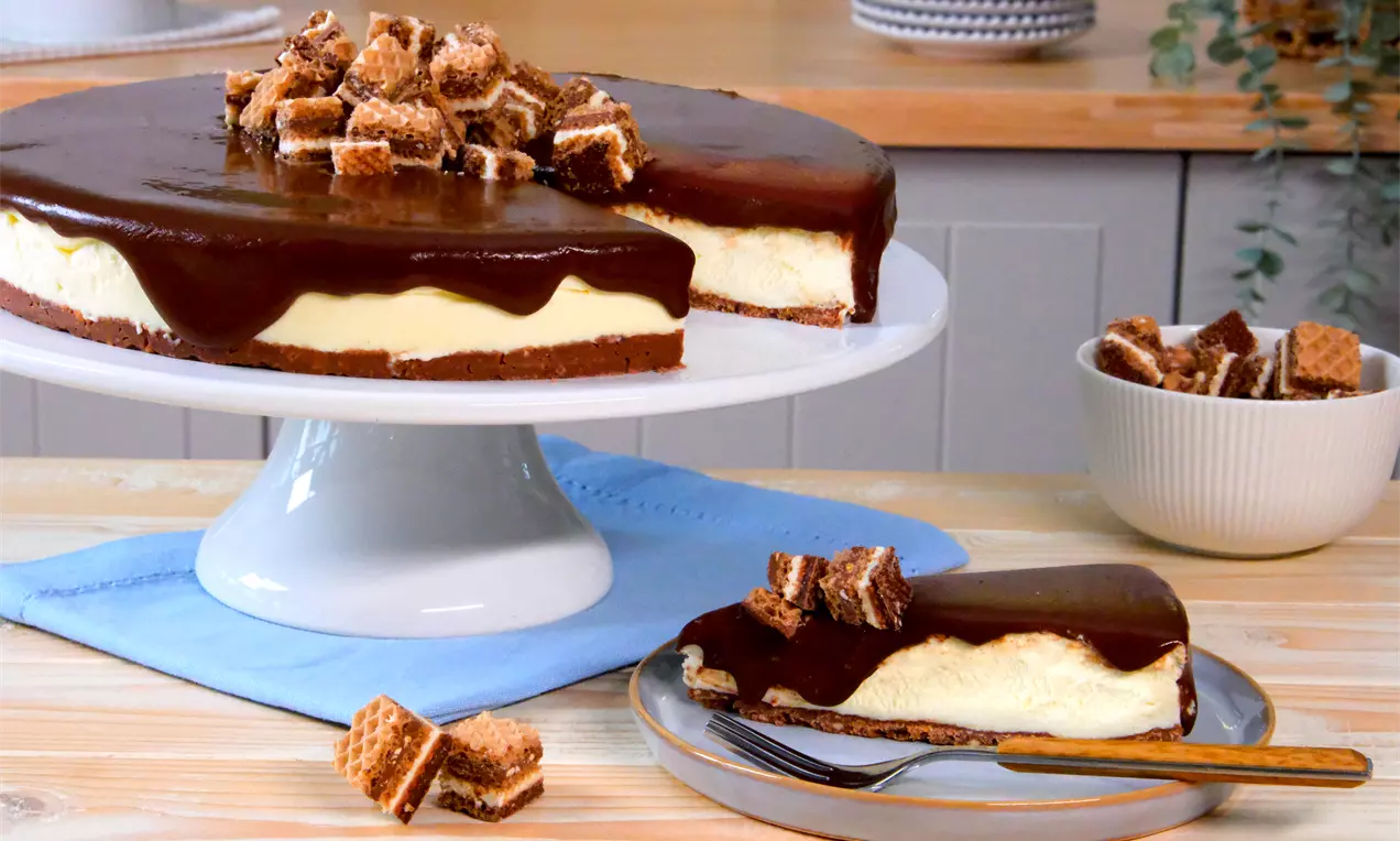 Dieses Knoppers®-Torte Rezept ohne Backen gelingt einfach - Keksboden nur mit Knoppers® ohne Butter, leckerer Milch-Sahne-Creme und Schokoladen Topping.