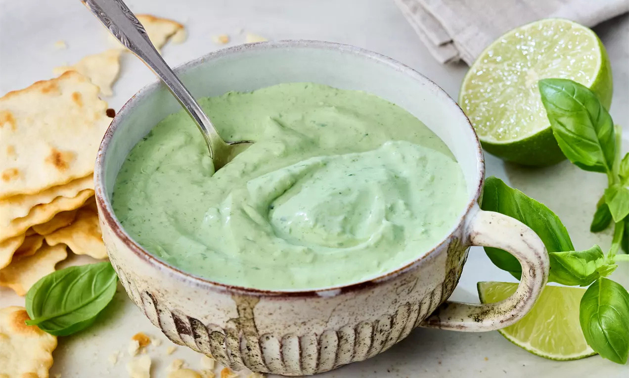 Schale mit zartgrünem Basilikum-Dip mit Crème fraîche, Limette und frischen Kräutern – schnelles, cremiges Dip-Rezept für Brot, Gemüse oder Grillgerichte. Frisch, würzig und einfach gemacht.