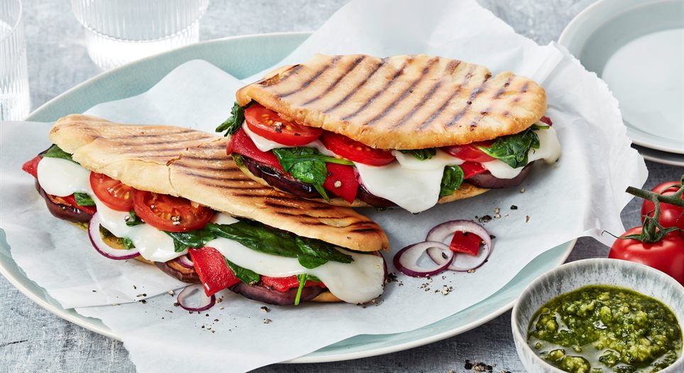Genussvolle Paninis aus dem eigenen Backofen: Einfaches Rezept zum Nachmachen Genussvolle Paninis aus dem eigenen Backofen: Einfaches Rezept zum Nachmachen