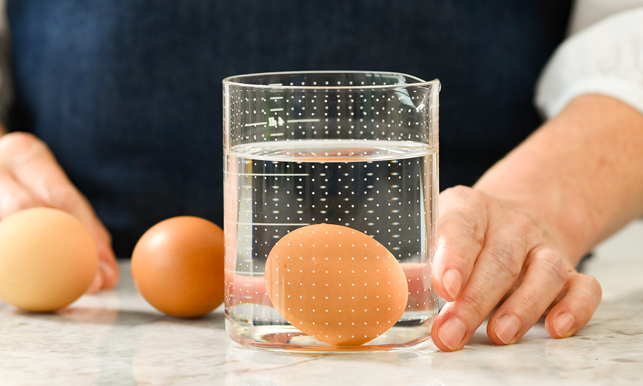 Picture - frische Eier schwimmen im Wasserglas DSC7549 Ausschnitt