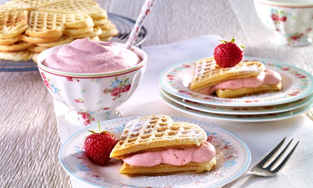 Waffeln mit Erdbeersahne Rezept | Dr. Oetker Waffeln mit Erdbeersahne Rezept | Dr. Oetker