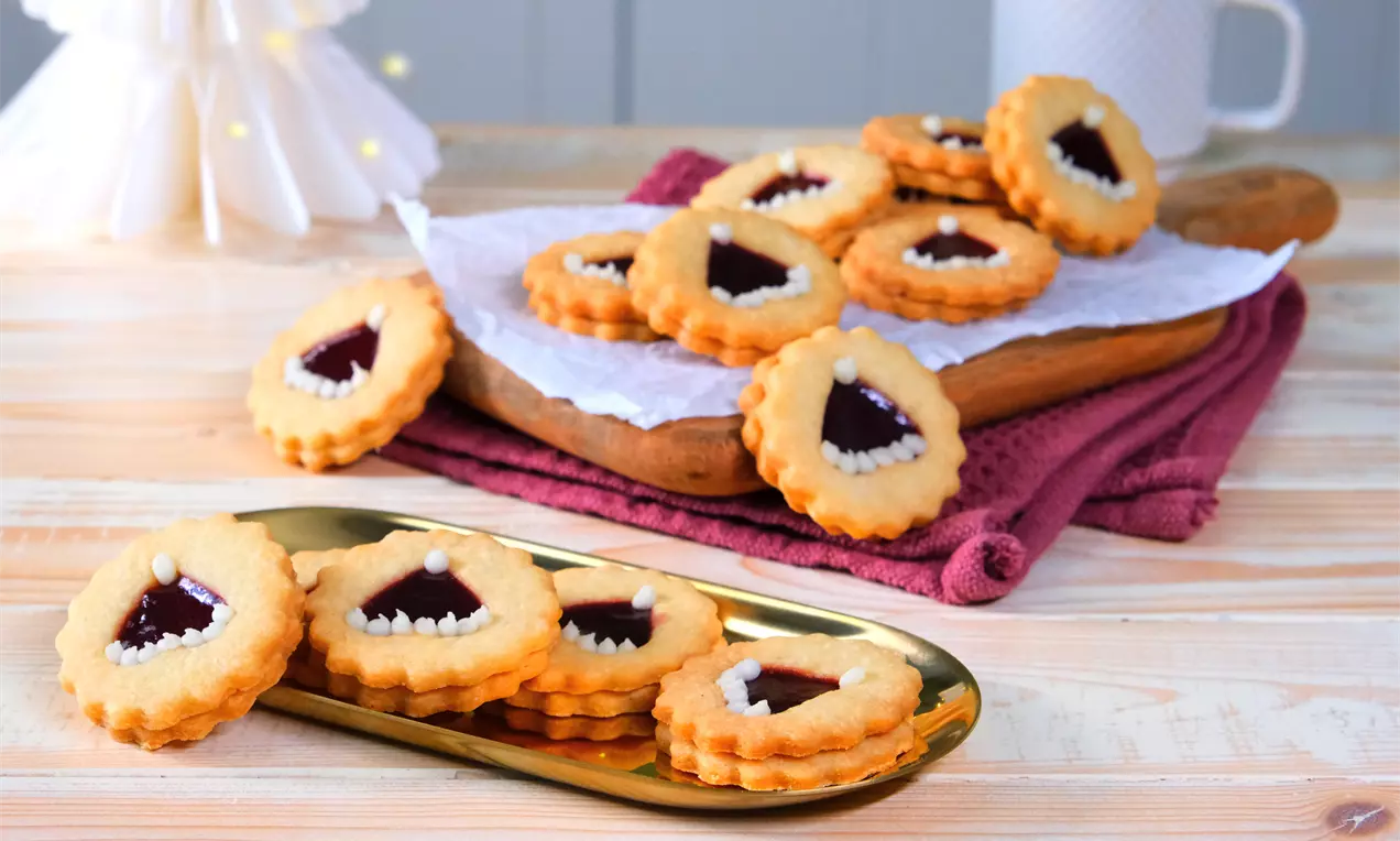Weihnachtsmützen backen - Plätzchen aus Knetteig mit Marmelade gefüllt. Bestes Rezept schnell und einfach backen.
