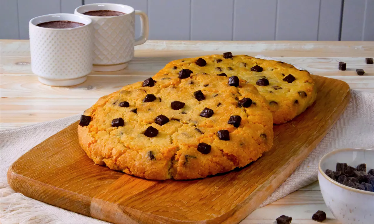 Diese knusprigen XXL Chocolate Chip Cookies werden im Airfryer gebacken und schmecken unwiderstehlich lecker.