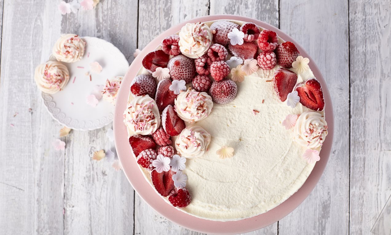 Eistorte mit Baiser und Beerenfrüchten Rezept | Dr. Oetker