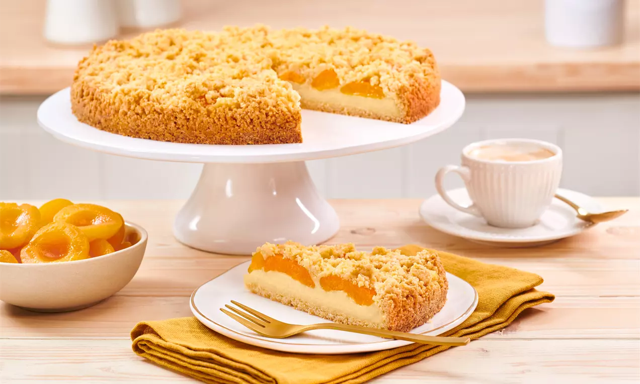 Streuselkuchen mit Aprikosen, Puddingfüllung und knusprigen Streuseln – einfaches Rezept für fruchtigen Kuchengenuss, ideal für jede Gelegenheit.