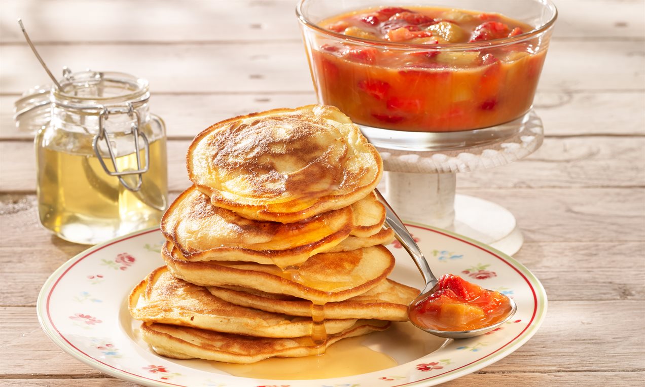 Pancakes mit Erdbeer-Rhabarber-Grütze_Dr. Oetker_Feindaten_quer.jpg