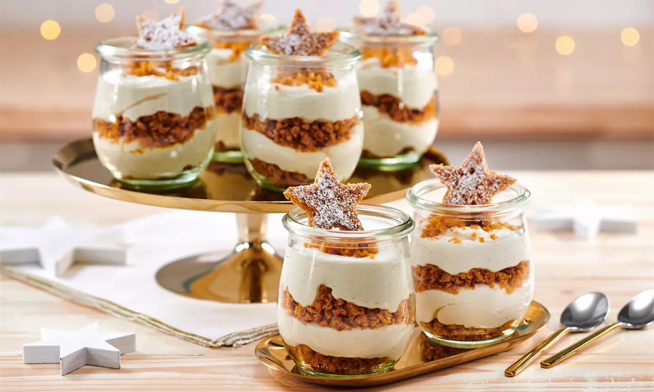 Einfaches Weihnachtsdessert mit weißer Schokoladenmousse und Lebkuchen – schnelles Rezept für festliche Genussmomente, ideal für die Feiertage.