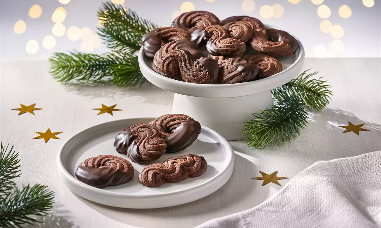 Schoko-Spritzgebäck mit Kakao und Glasur – einfaches Rezept für knusprige Kekse aus dem Spritzbeutel, ideal für Weihnachten oder süße Genussmomente.