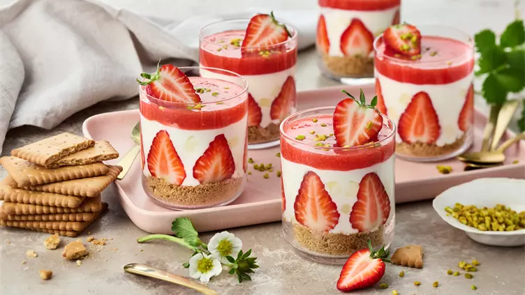 Erdbeer-Dessert im Glas mit Butterkeksen