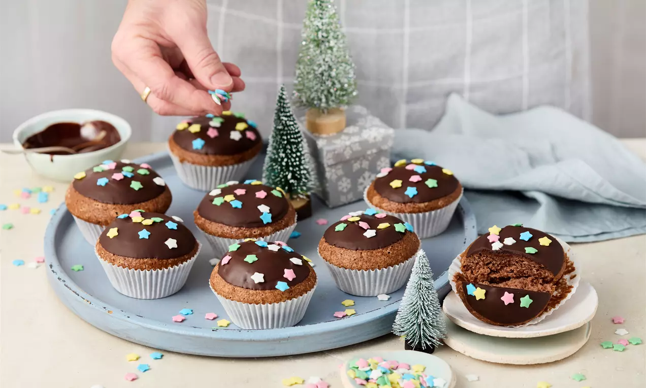 Vegane Weihnachts-Muffins mit festlicher Verzierung und winterlichen Aromen, saftig und pflanzlich – das perfekte Rezept für die Kaffeetafel an den Feiertagen oder als süßer Snack.