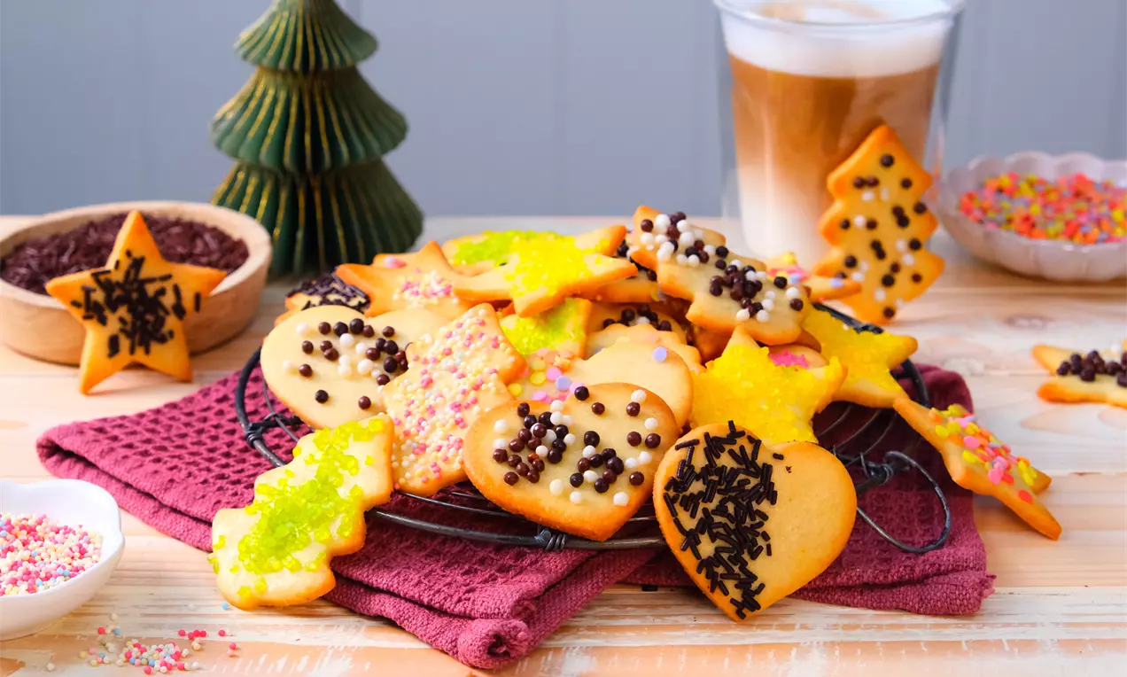 Diese feinen Butterplätzchen zum Ausstechen schmecken wie bei Oma und gelingen ganz einfach. Perfekter Genuss mit wenigen Zutaten.