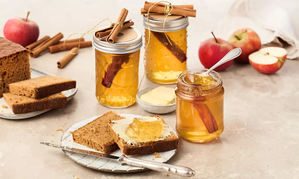 Winterapfel-Gelee mit aromatischem Apfel, Zimt und Nelke, verfeinert mit Orangenlikör – ein fruchtig-würziger Brotaufstrich, perfekt für die kalte Jahreszeit und als Geschenk aus der Küche.