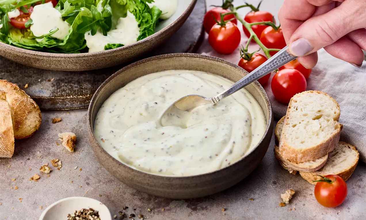Schale mit Dressing und Salat - Veganes French Dressing mit Senf, Weißweinessig und Olivenöl – cremiges, würziges Salatdressing ohne tierische Produkte. Einfaches Rezept für frischen, veganen Genuss.