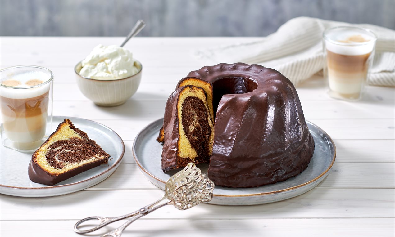 Glasur Auf Kuchen Warm Oder Kalt Marmorkuchen mit Glasur Rezept | Dr. Oetker
