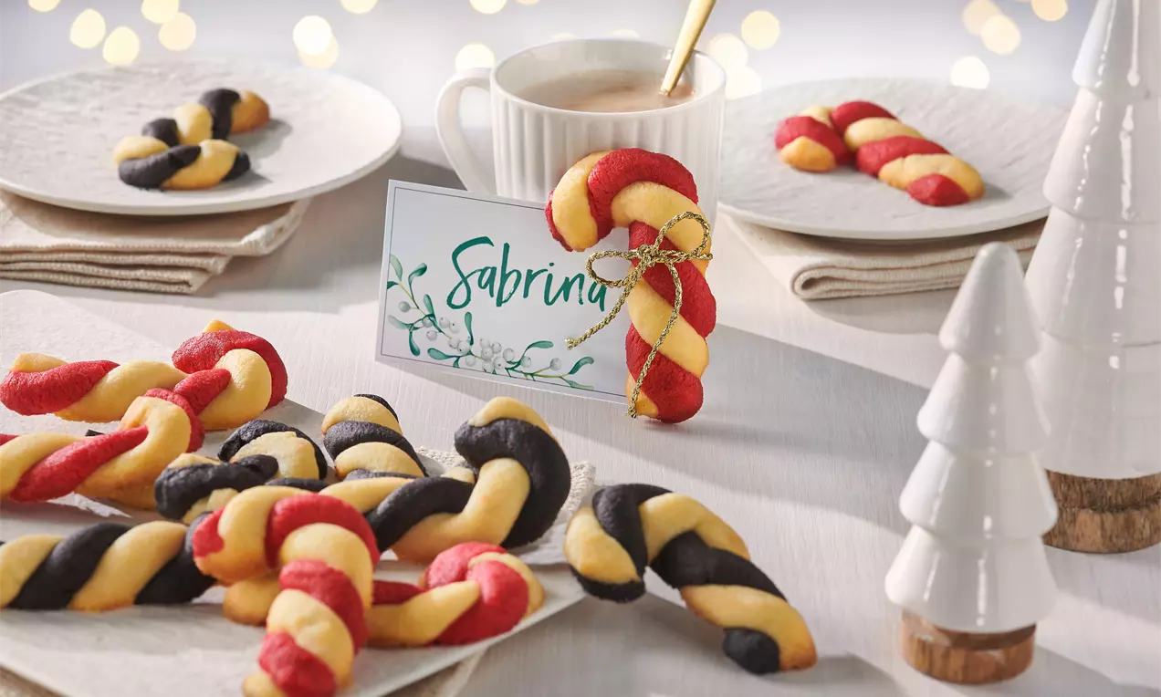 Zuckerstangen-Plätzchen aus Mürbeteig – farbenfrohe Weihnachtskekse mit zartem Butter Aroma, geformt wie Zuckerstangen, ideal zum Adventskaffee oder als Geschenk.