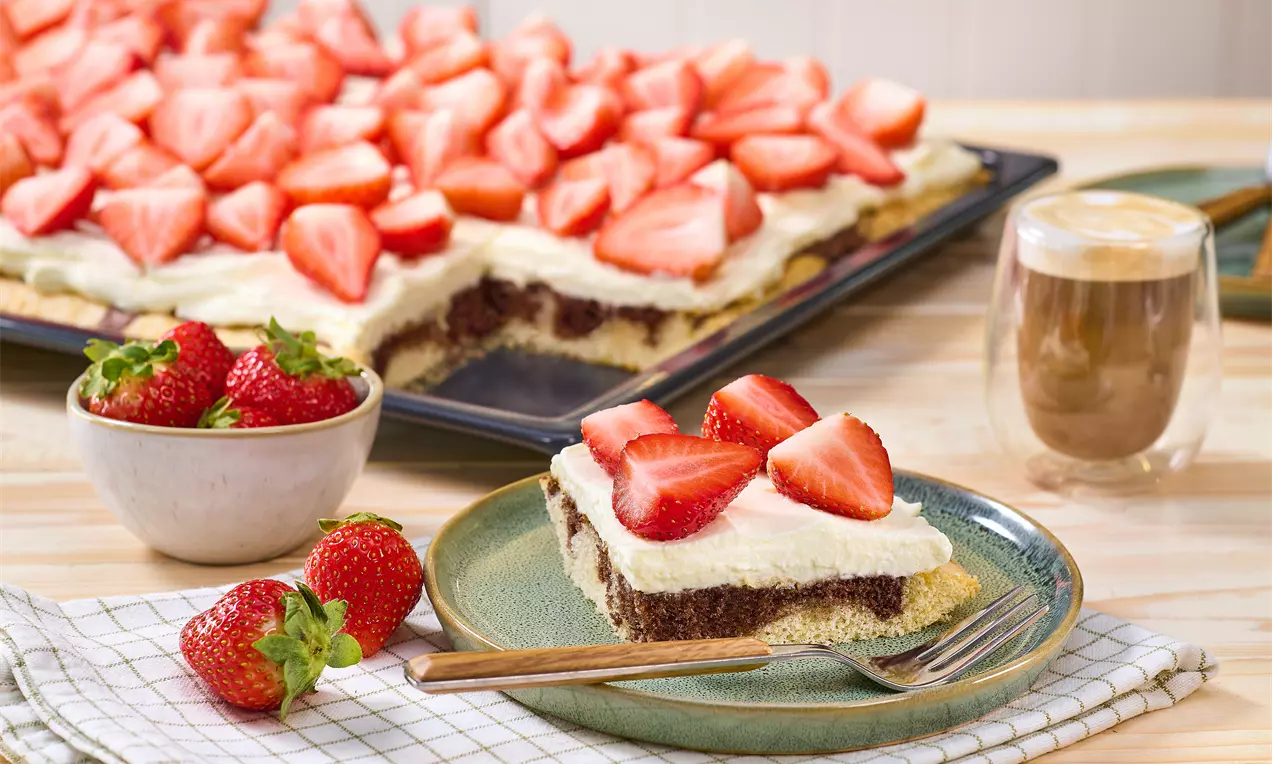 Saftiger Marmorkuchen vom Blech mit Schmandcreme und frischen Erdbeeren – einfaches Rezept für fruchtigen Kuchen, ideal für Sommerfeste, Kaffeetafel oder süße Genussmomente.