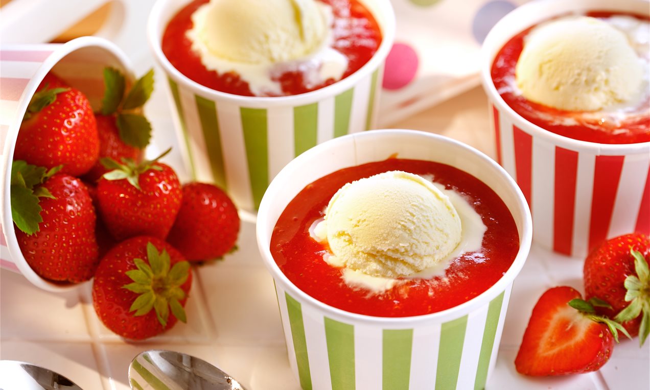 Vanilleeis mit Erdbeersoße Rezept | Dr. Oetker