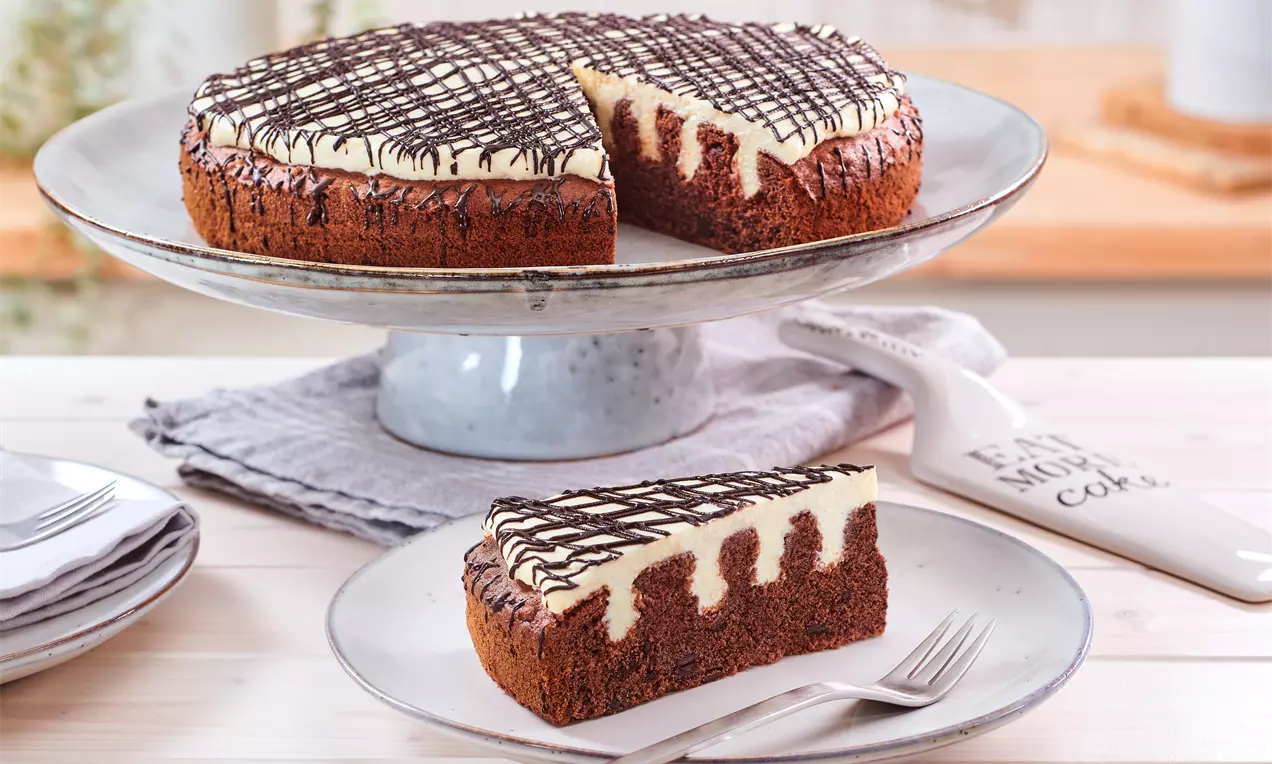 Schoko-Poke Cake mit saftigem Schokoboden und cremiger Puddingfüllung – einfaches Rezept für schokoladigen Genuss, ideal als kreative Nachspeise.