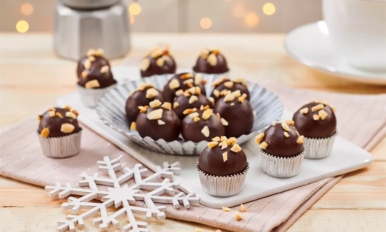 Lebkuchenpralinen selber machen – einfaches Rezept mit Mandeln, Datteln und Lebkuchengewürz. Mit dunkler Glasur und Nussdeko ideal als Weihnachtsgeschenk oder süße Nascherei.