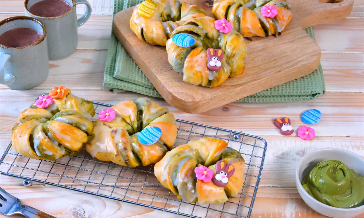 Diese leckeren Pistazien Nester sind super einfach und schnell zubereitet. Verziert mit niedlichen Sugar Decorations sind sie perfekt für Ostern.
