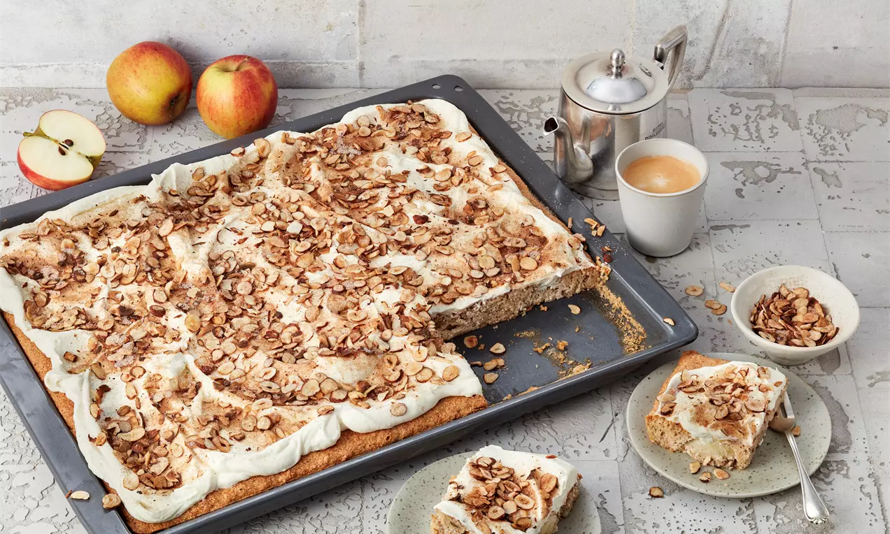 Saftiges Apfel Nuss Kuchen Rezept auf dem Blech mit Äpfeln & Haselnüssen, gebettet in einer cremigen Schmandfüllung.
