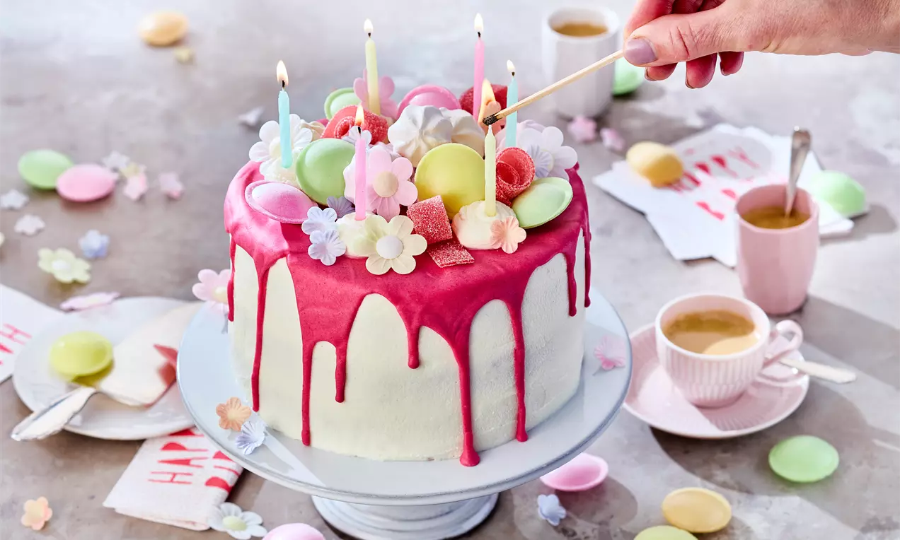 Drip Cake zum Geburtstag mit rosa Rührteig, Mascarpone-Creme, Himbeeraufstrich und rosa Drip – wunderbar bunte Torte mit Süßigkeiten einfach selber machen für Geburtstag oder Feier