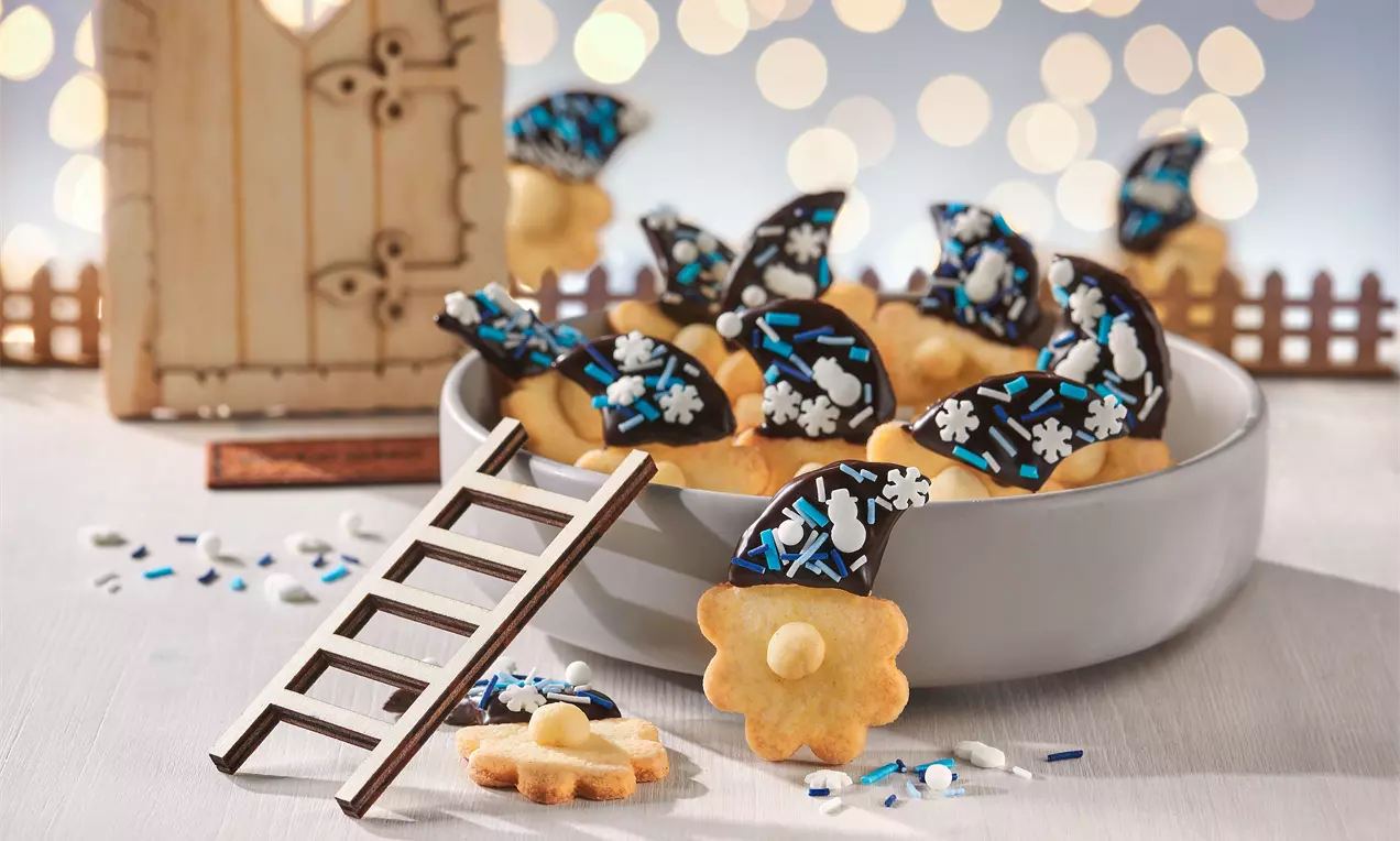 Wichtel-Kekse aus Mürbeteig – liebevoll verzierte Weihnachtskekse zum Ausstechen und Dekorieren, ideal für Advent, Keksteller oder als süßes Geschenk.